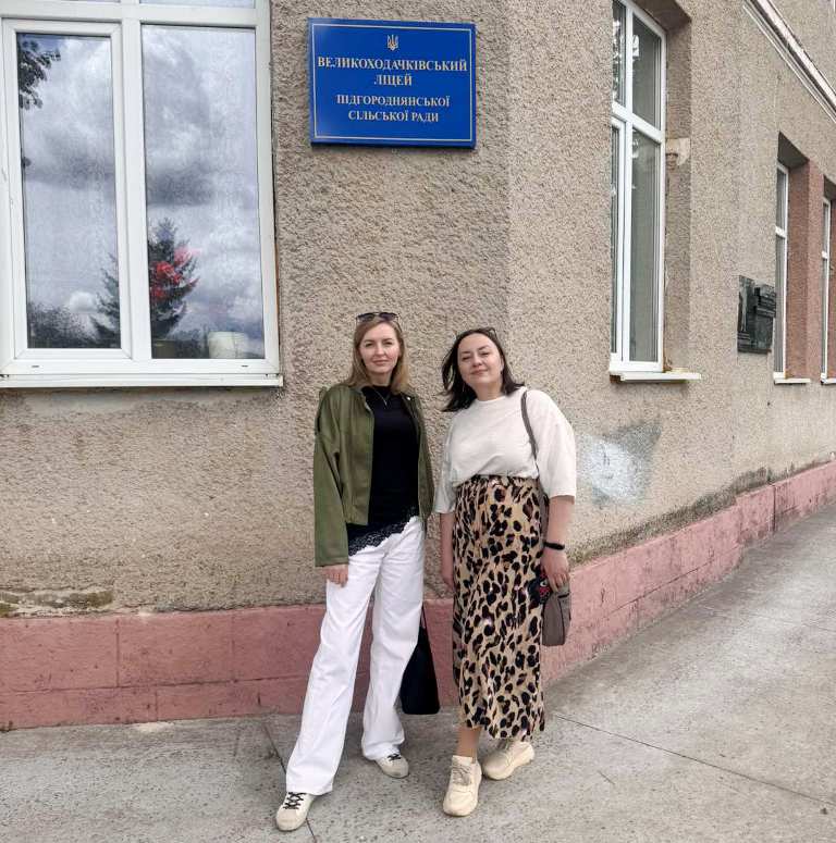 Викладачі ФІМ біля Великоходачківського ліцею